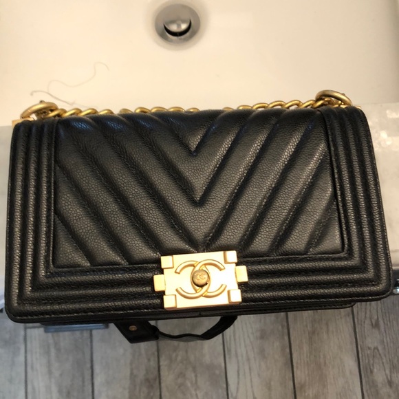 No Scratches, rips, or tears no scuff marks - Picture 1 of 11